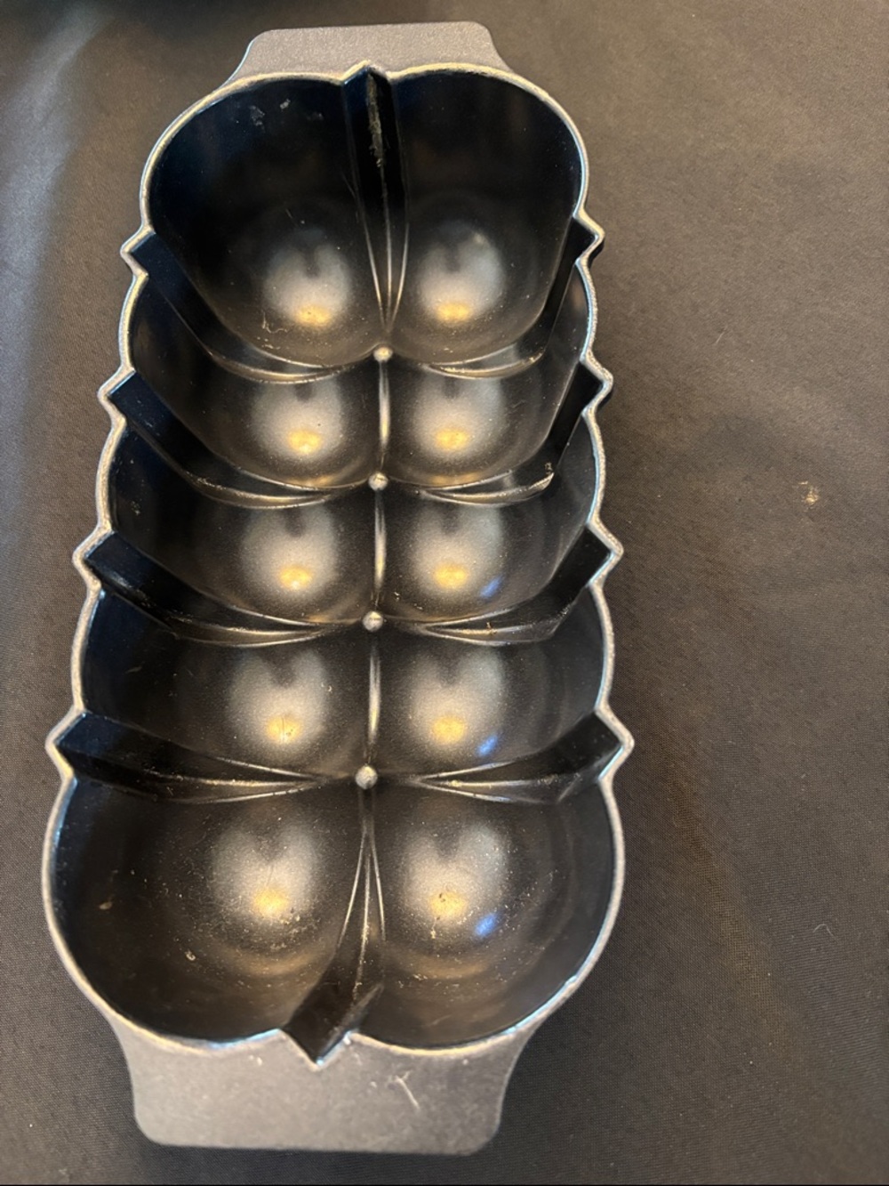 Nonstick Black Mini Bundt / Cakelet Mold